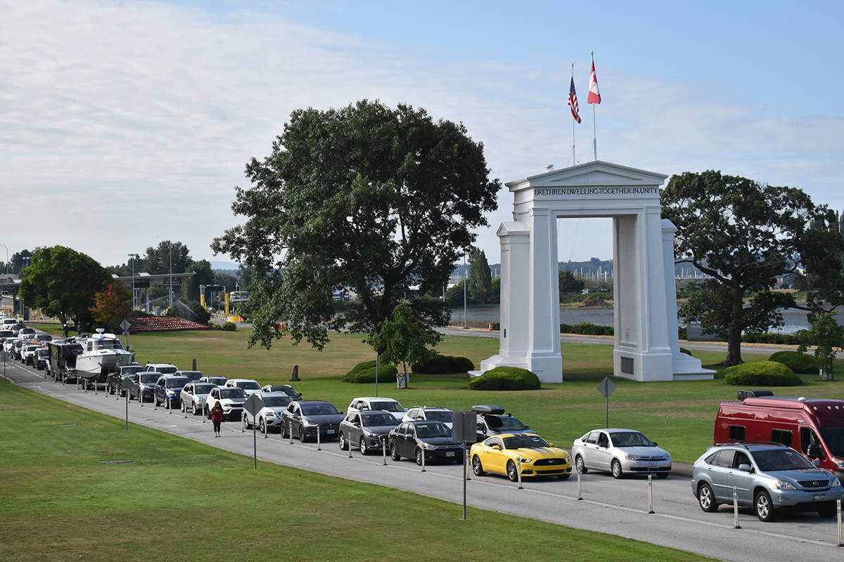 cars queueing to crosse the border at peace arch